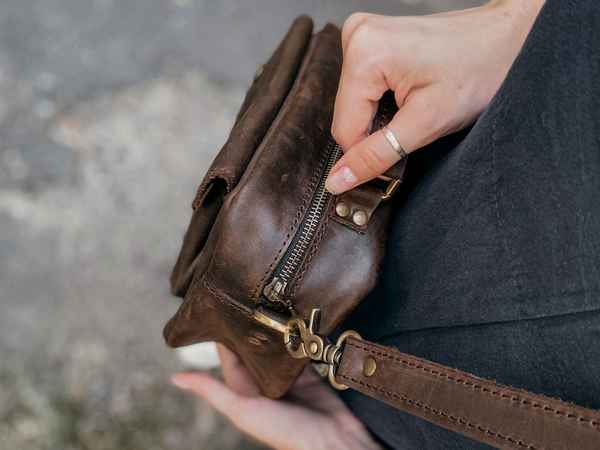 Особенности ухода за кожаными сумками различных цветов и фактур +Видео