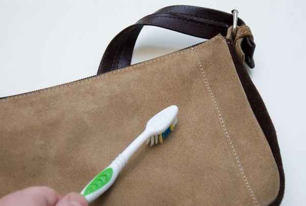 Как очистить замшевую сумку от грязи в домашних условиях