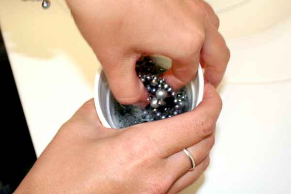 Лучшие способы почистить бижутерию от потемнения и окисления