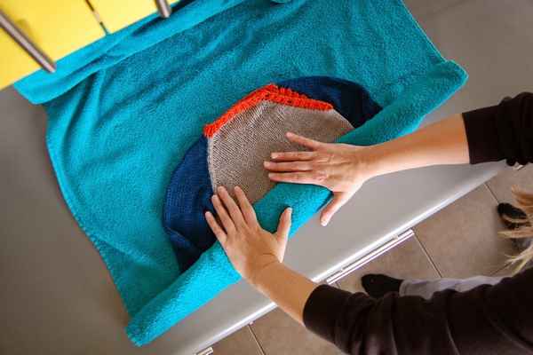 Способы растянуть вещи после стирки