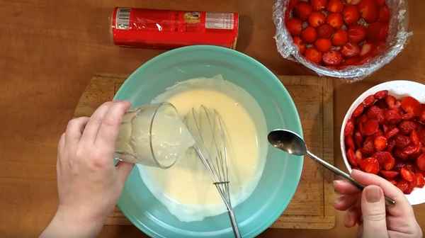 Привезла с дачи корзину клубники, приготовили вчера самый летний десерт! На всё про всё — 30 минут, 300 г ягод и 100 г печенья.  