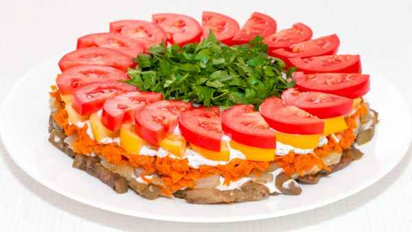 Слоеный салат из баклажанов и помидоров  