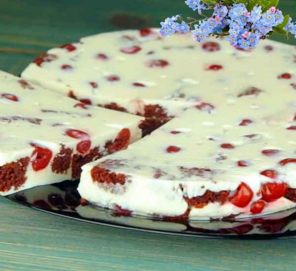 Тортсуфле с бисквитом и вишнями  