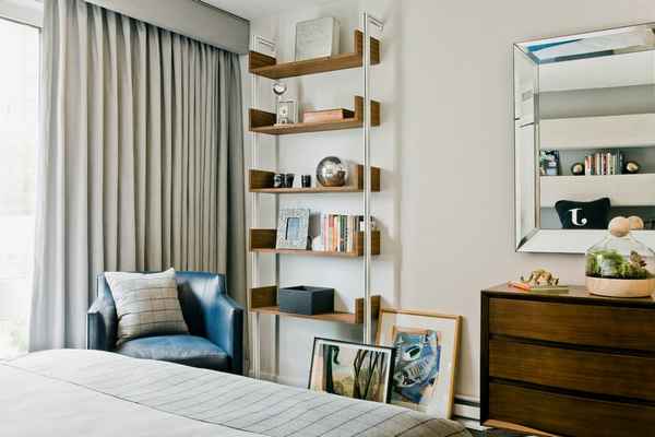 Полки в интерьере спальни: варианты дизайна и расположения