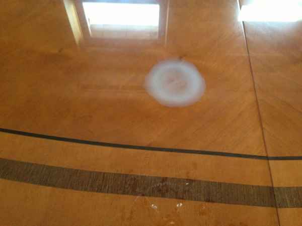 Белые пятна на мебели: почему появляются и как от них избавиться?