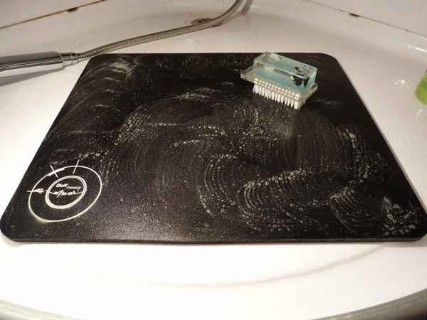 Как почистить коврик для мыши: стираем компьютерный аксессуар