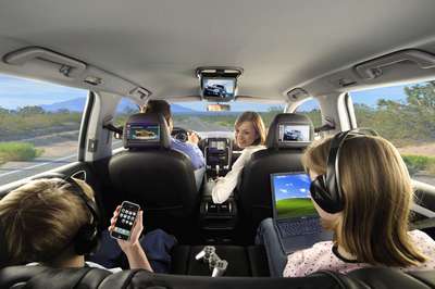 Лето в дороге: топ-5 полезных гаджетов для автомобильных путешествий