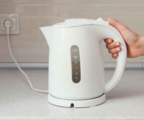 Электрический чайник пахнет пластмассой: что делать и как его убрать?