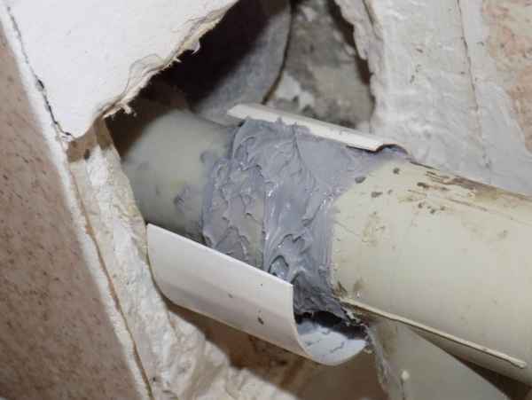 Чем замазать и как заделать подтекающую трубу отопления?