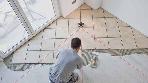 Как класть плитку на пол в ванной