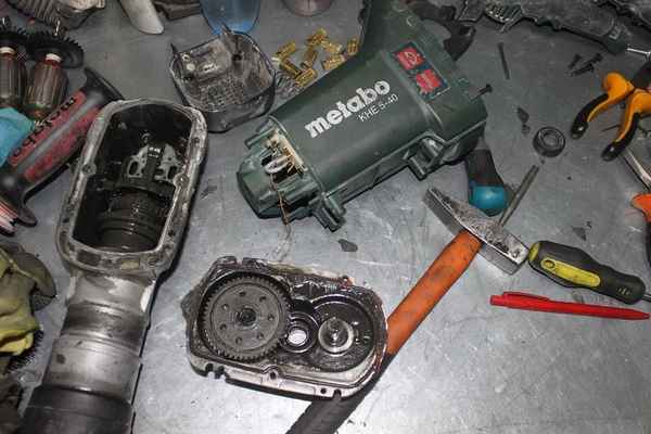 При наличии определенных знаний, ремонт перфоратора своими руками не проблема.