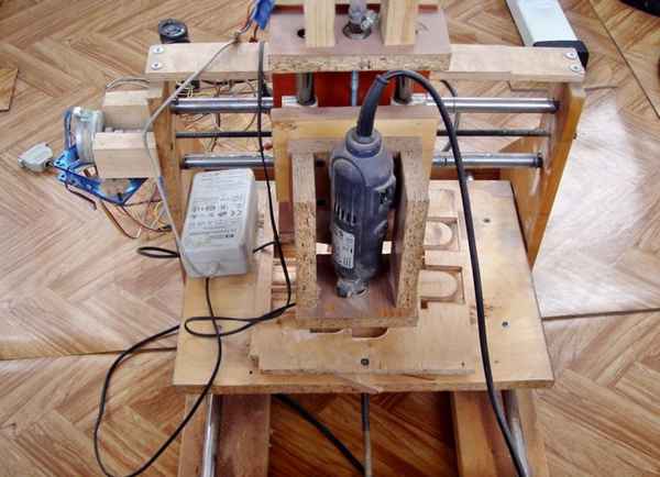 Делаем фрезер своими руками из подручных средств. Вполне доступно и не дорого.