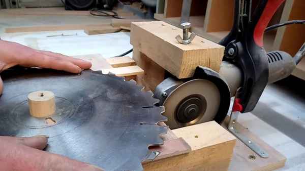 Заточить циркулярную пилу можно самостоятельно при наличии определенных навыков