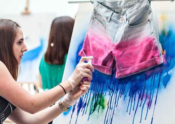 Почему одежда красится?