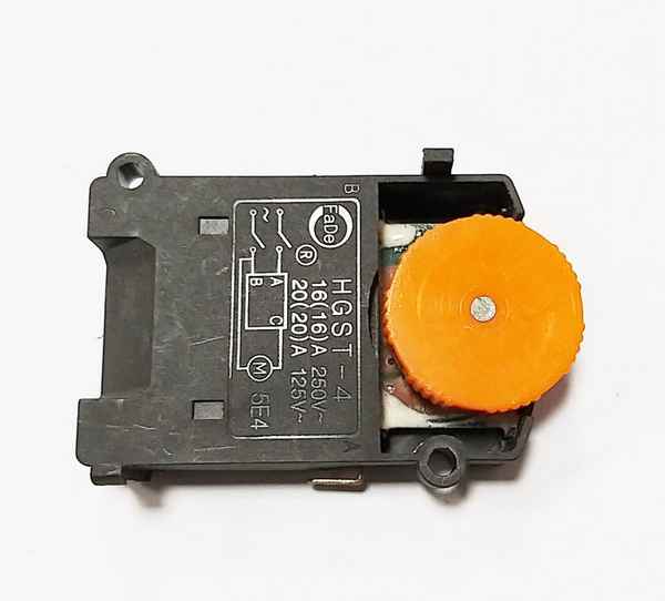 Регулятор оборотов болгарки дает возможность качественно распилить пластик