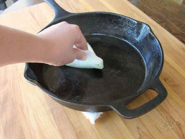Как подготовить чугунную сковороду перед первым применением: соль, масло и другие способы.