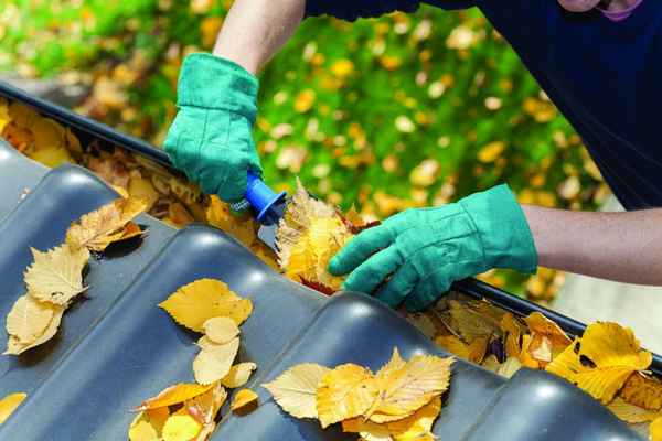 Как легко и быстро почистить водосток от листьев
