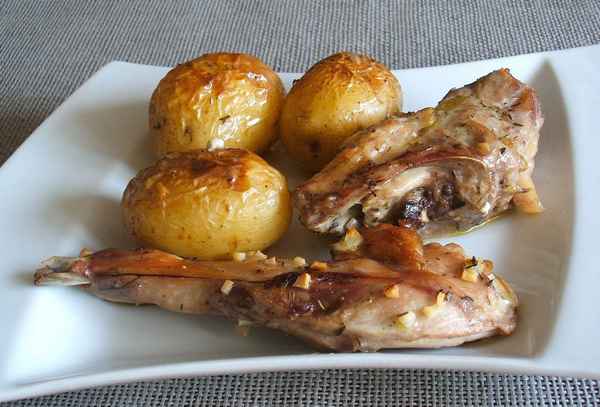 Кролик с картошкой в духовке — рецепты приготовления в фольге, рукаве и горшочке, со сметаной или майонезом  