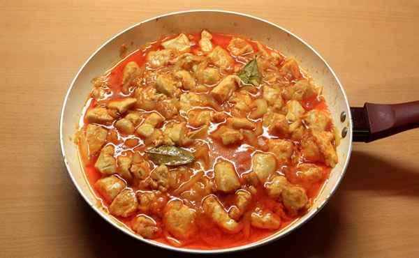 Куриное филе на сковороде в сметанном или томатном соусе — рецепты с сыром и грибами  
