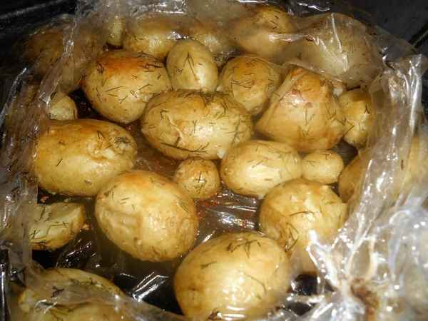 Молодой картофель ,запечённый в рукаве  