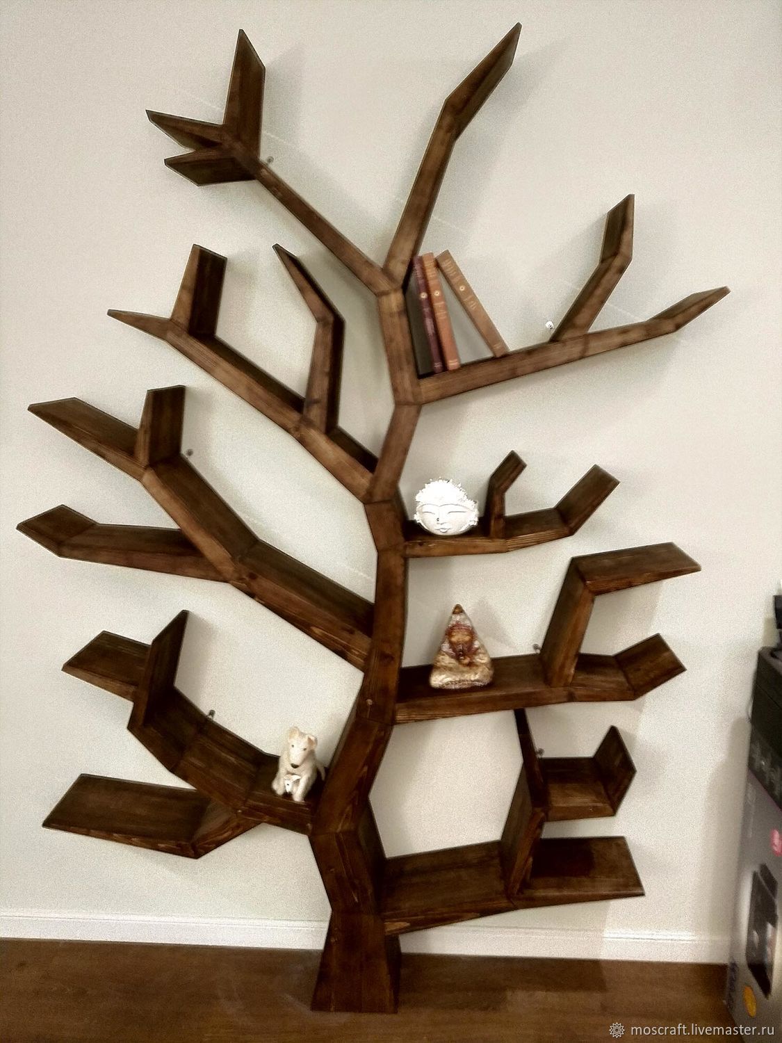 Уникальная полка в виде дерева: фото, идеи и концепты