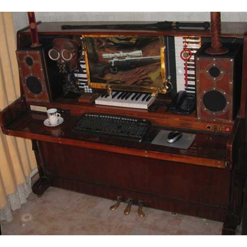 Самодельный компьютерный стол из старого пианино