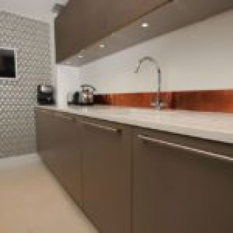 Кухонный фартук из листовой меди — примеры с фото