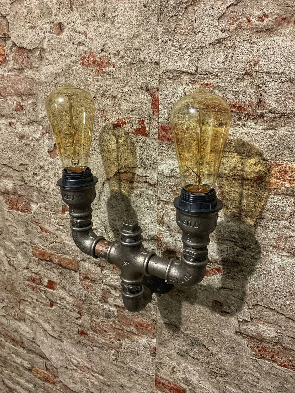 Светильники и другие предметы интерьера из водопроводных труб