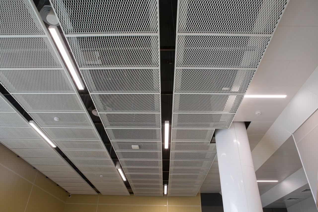 Подвесные потолки из алюминиевых панелей: преимущества и недостатки, особенности монтажа