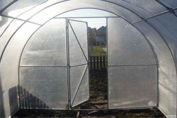 пленка воздушно пузырьковая для теплиц и парников: преимущества и недостатки, отзывы + видео