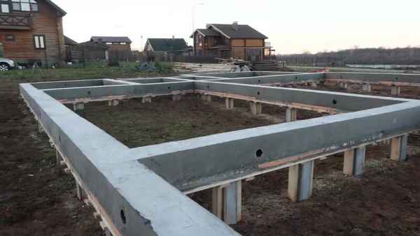 Свайно-ростверковый фундамент: плюсы и минусы (фото + видео)