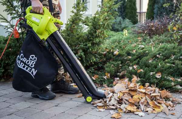 Выбираем садовый пылесос для сбора листьев электрический с измельчителем - фото + отзывы