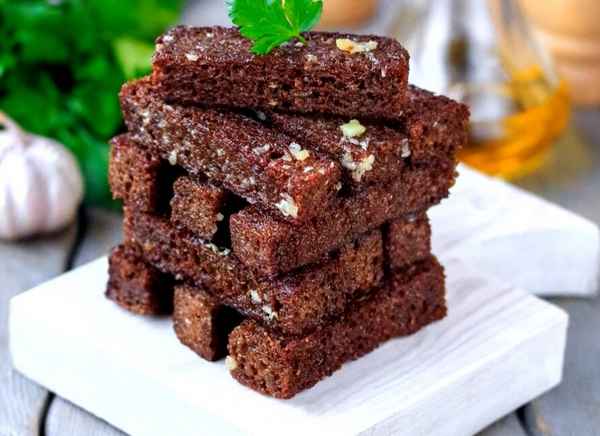 Гренки с чесноком из черного хлеба - 5 лучших рецептов с фото