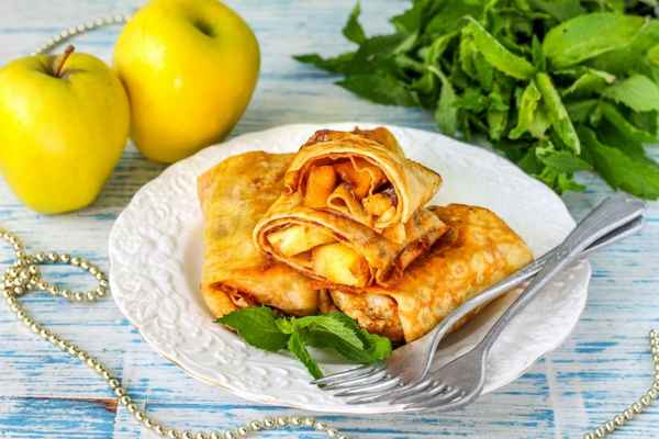 Блины с яблоками - рецепт с фото пошагово