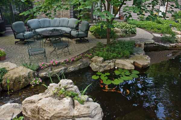 Камни, пруд и яркие блики… 10 свежих идей для зоны отдыха на даче