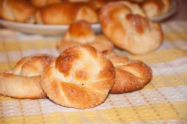 Булочки на кефире - 5 рецептов вкусных и пышных булочек с фото