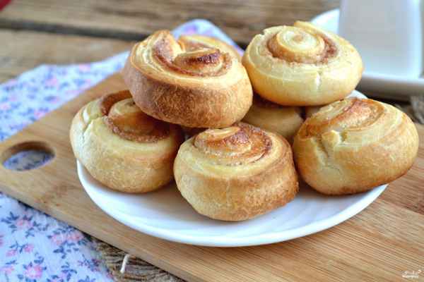 4 рецепта булочек с корицей - из дрожжевого или слоеного стесто с пошаговым фото