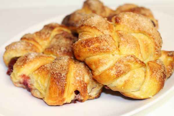 Булочки из слоеного теста - 5 рецептов с фото