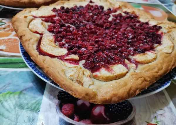 Пироги с брусникой - 3 рецепта с фото