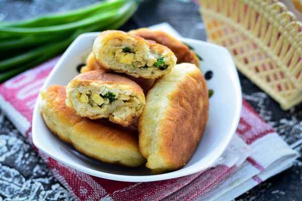 Пирожки с луком и яйцом - 4 рецепта с пошаговым фото
