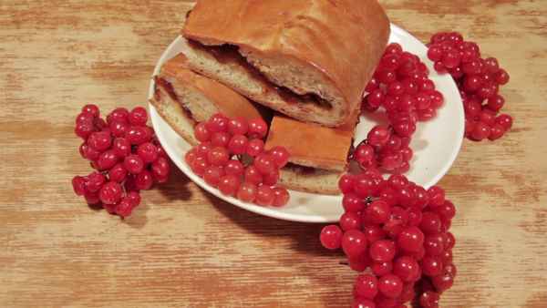 Пирог с калиной: 4 пошаговых рецепта с фото