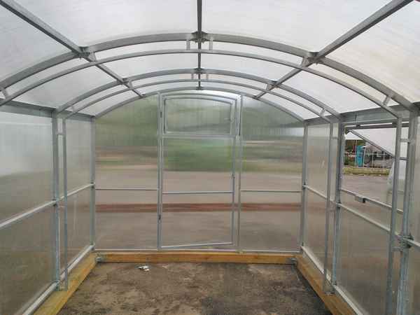 Какая теплица лучше арочная или прямостенная: обзор и отзывы