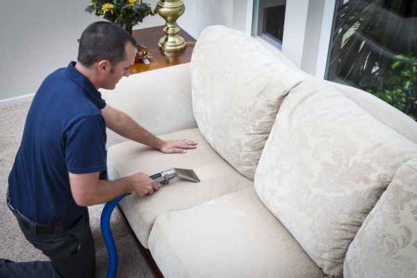 Чистим мягкую мебель в домашних условиях: эффективные методы