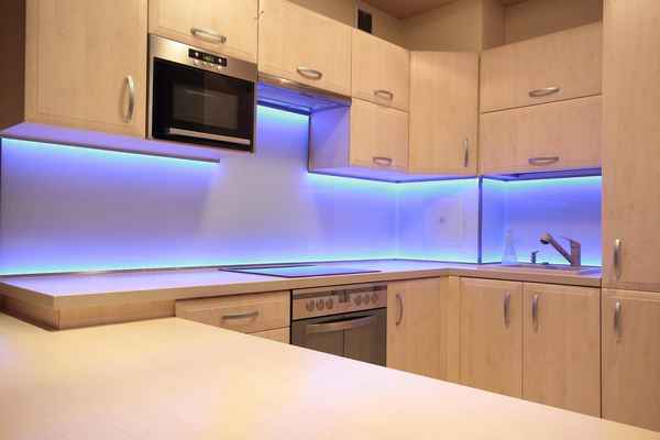Подсветка кухонного гарнитура: особенности выбора и использования