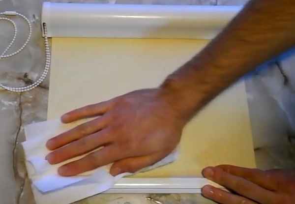 Постирать рулонные шторы в домашних условиях: как снять и почистить, уход