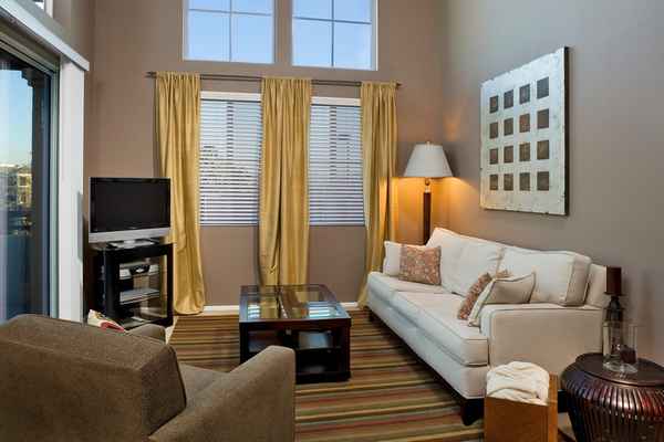 Золотые шторы: примеры и фото в интерьере гостиной, спальни и кухни