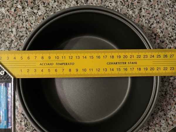 Как измеряется диаметр сковороды —по дну или по верху: какие бывают размеры, обозначения совместимости с плитами, как узнать диаметр