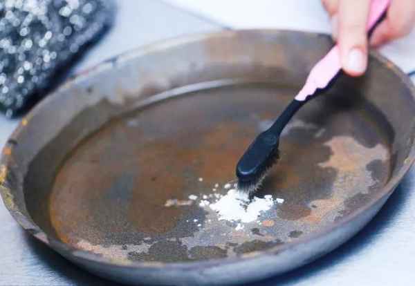 Как быстро очистить чугунную сковороду от ржавчины в домашних условиях: как убрать коррозию из чугуна, как восстановить, шлифовка