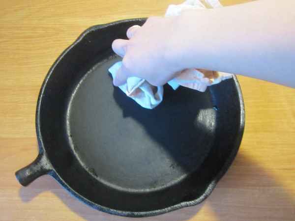 Как подготовить к работе новую сковородку перед первым использованием: как прокалить соль, инструкция, уход, как мыть