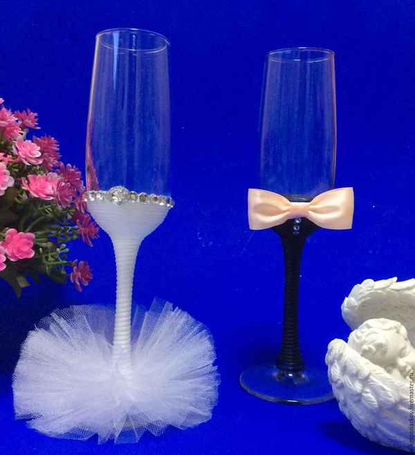 Свадебные бокалы: фужер для молодоженов под шампанское, декор "Белый лебедь" и "Жених и невеста", сосуды ручной работы